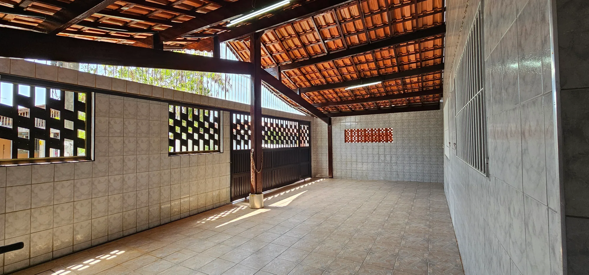 Casa semi isolada à venda no Maracanã em Praia Grande SP.