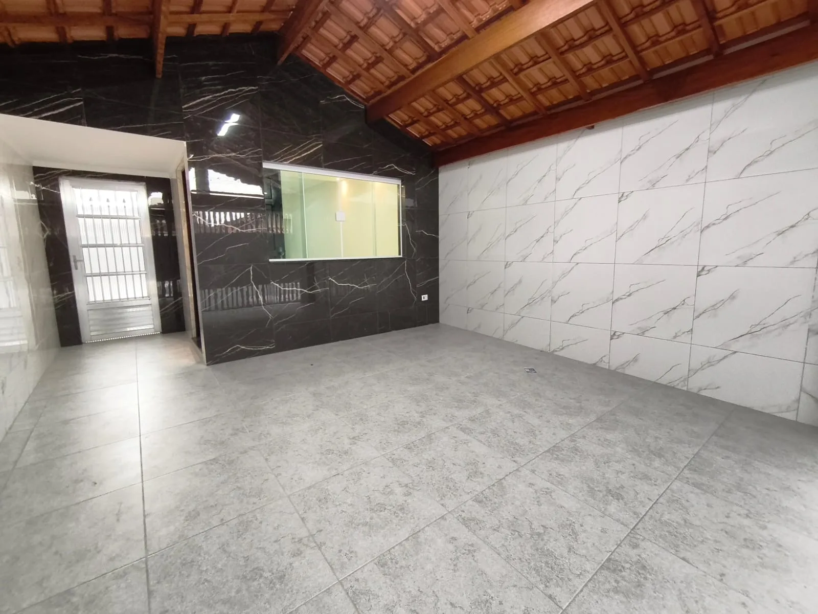 Casa geminada a venda no Real em Praia Grande SP.